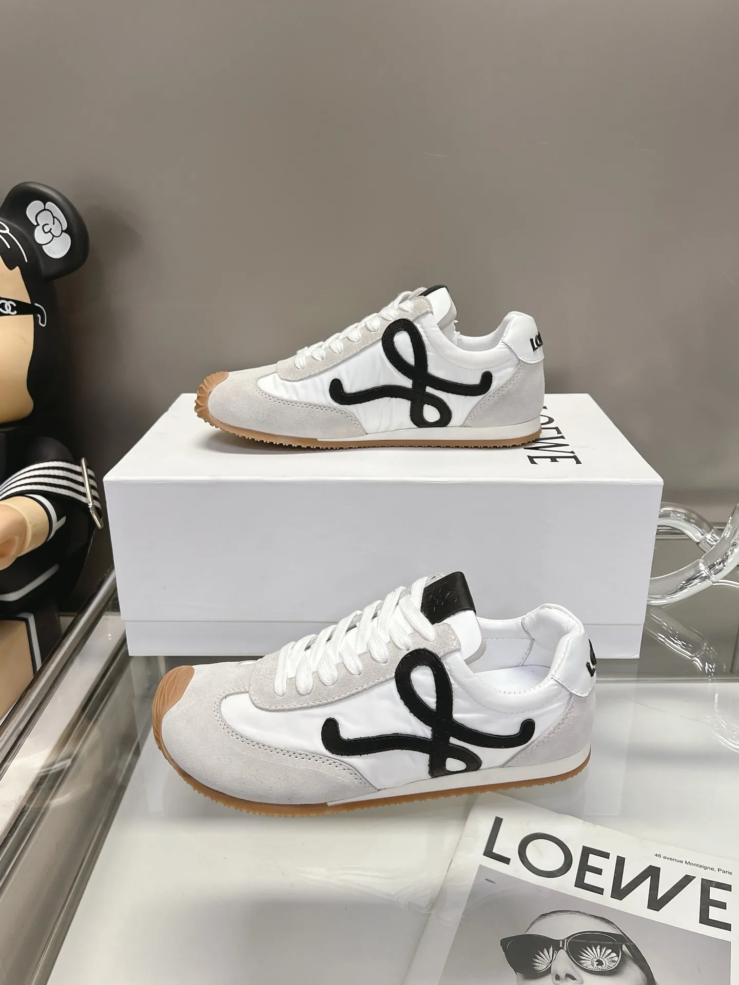 👟👟Ex-factory price 540👟👟 Original BALLET RUNNER2.0 Loewe ballet shoes! Asymmetrical toe shape, Loewe's signature design! Super soft, light and flexible wave pattern original T👟👟factory price U bottom, (not ordinary rubber bottom) original cover last + strong top craftsmanship wrapping feeling, first-class comfort! The 3D injection molded rubber LOEWE logo on the heel gives this shoe a retro and elegant interpretation, and incorporates modernity and LOEWE's unique style. There are so many colors and pictures will be updated one after another. Code number: 35-40 (41 customized)